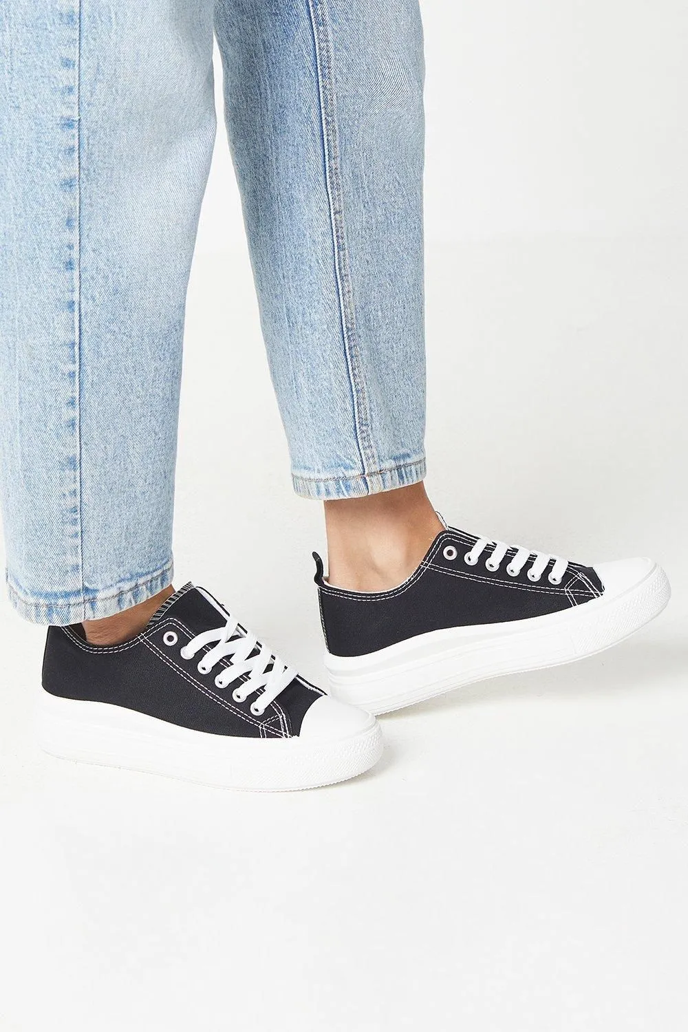 Kourts Low Top Lace Up Trainers