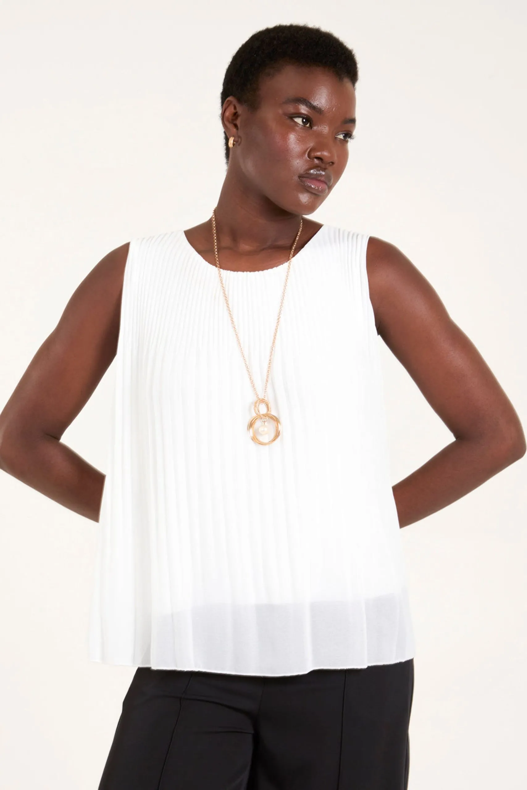 Sleevless Pleated Top With Necklace