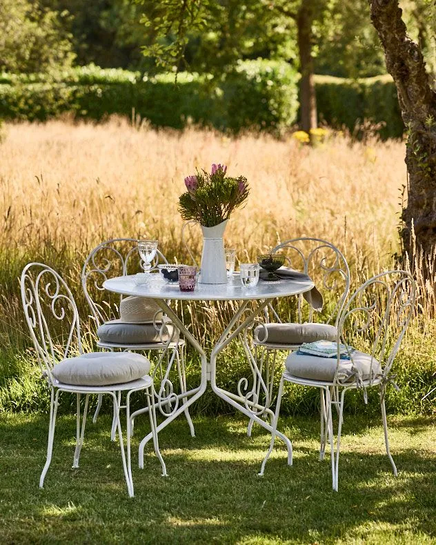 Traditional Four Person Garden Iron Bistro Table and Chairs Set