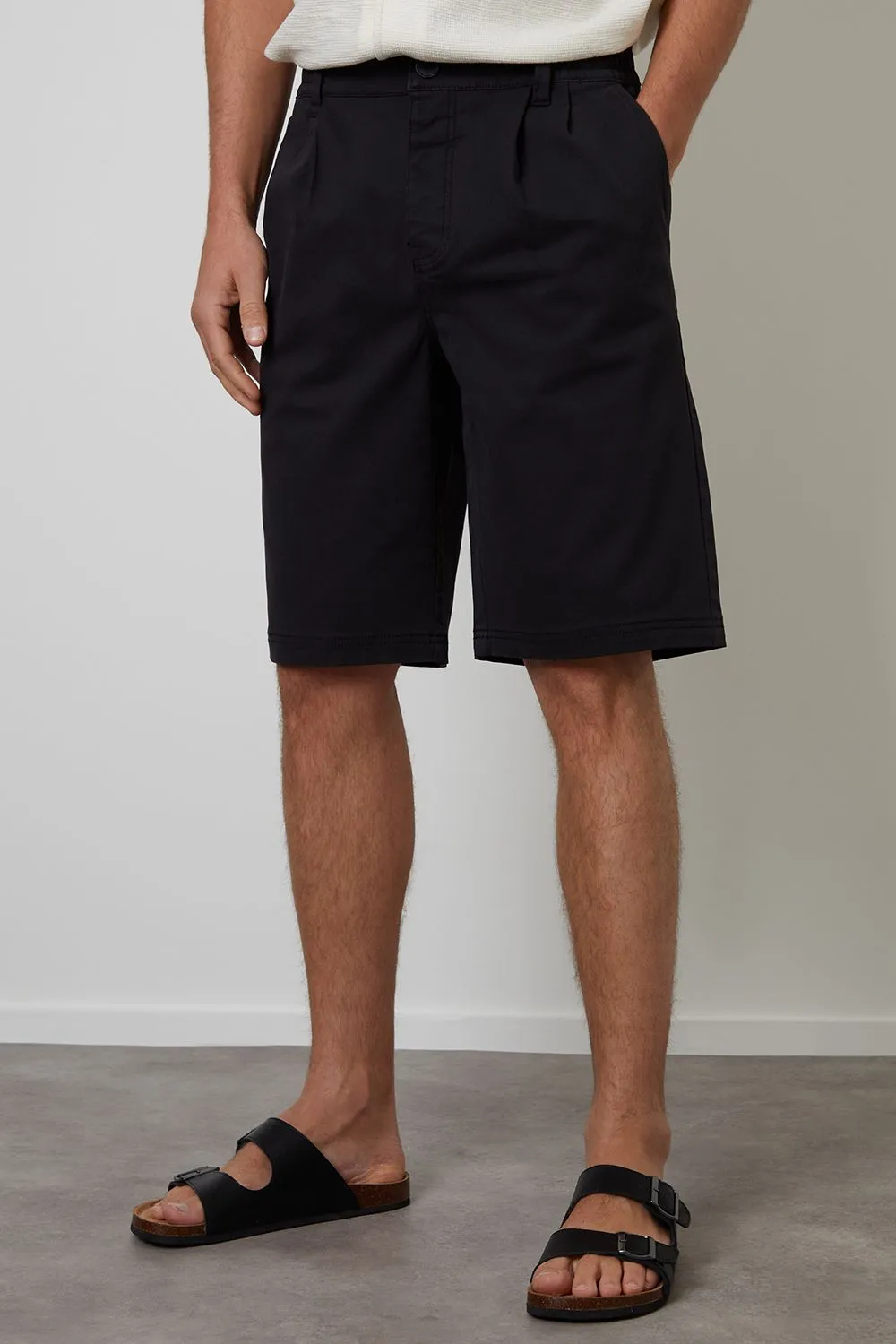Pleated Relaxed Fit Stretch Chino Shorts