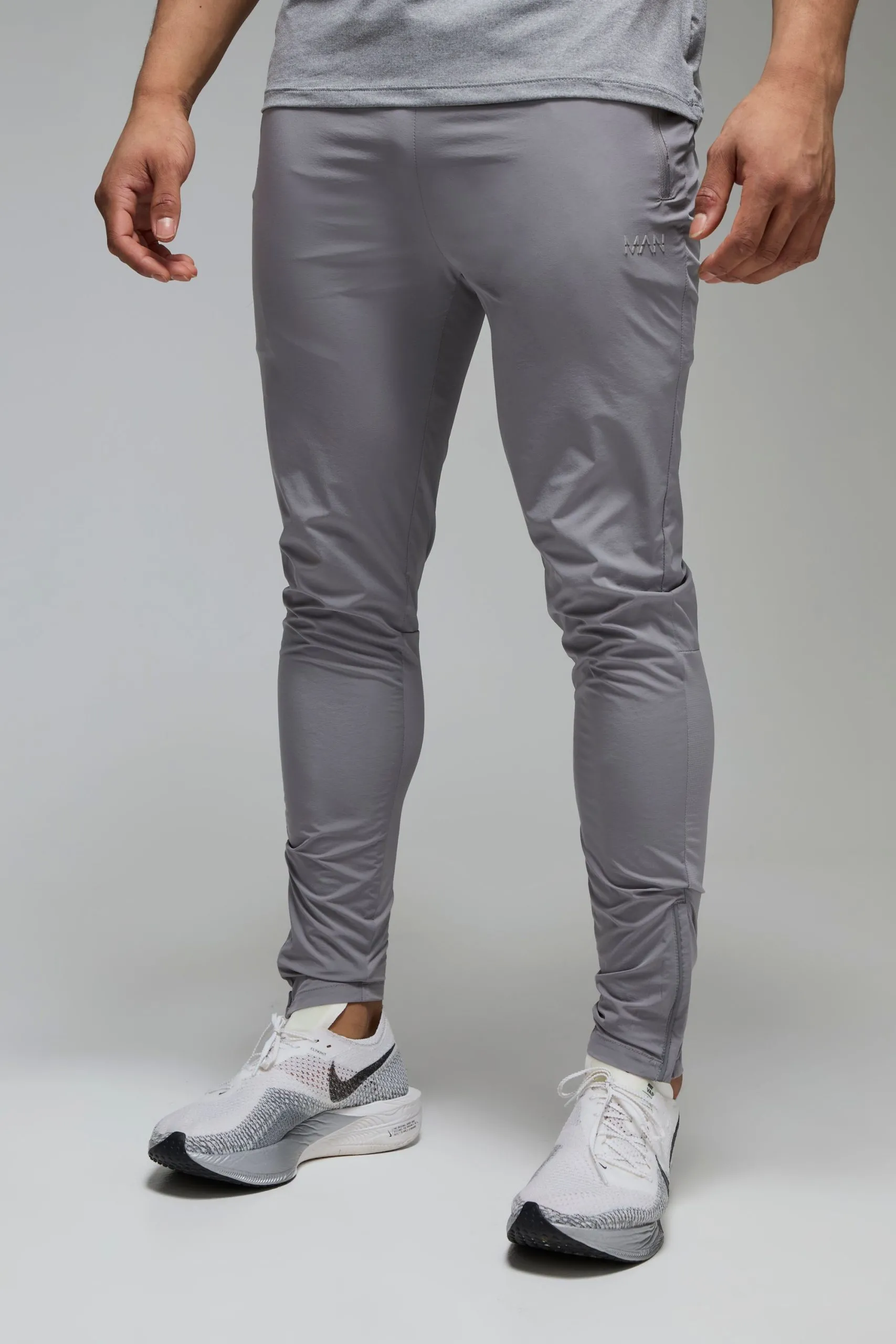 Man Active Lightweight Plain Tapered Track Pant
